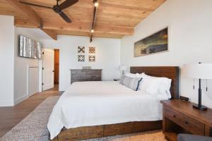Giường trong phòng chung tại Soak in Luxury Lake Views of Tahoe from Deck