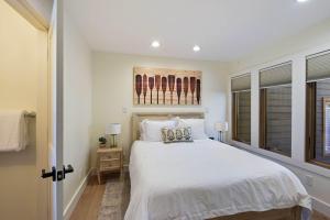 Giường trong phòng chung tại Soak in Luxury Lake Views of Tahoe from Deck