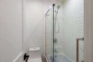 Phòng tắm tại Soak in Luxury Lake Views of Tahoe from Deck