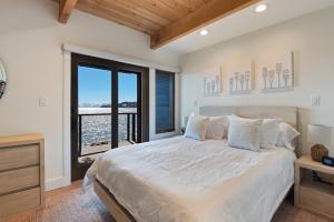 Giường trong phòng chung tại Soak in Luxury Lake Views of Tahoe from Deck