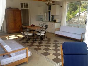 een keuken en eetkamer met een tafel en stoelen bij Apartments Mediteraneo in Molat