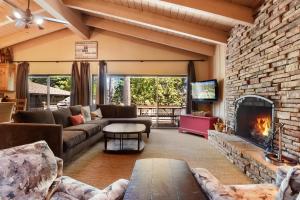 Predel za sedenje v nastanitvi Waters Edge Oasis - Shared Pool & Pier Access