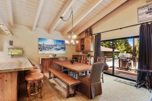 Predel za sedenje v nastanitvi Waters Edge Oasis - Shared Pool & Pier Access