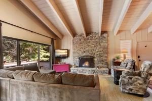 Predel za sedenje v nastanitvi Waters Edge Oasis - Shared Pool & Pier Access