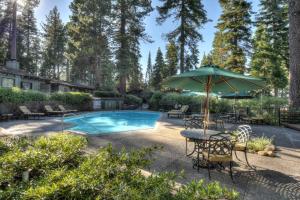 Bazen v nastanitvi oz. blizu nastanitve Waters Edge Oasis - Shared Pool & Pier Access