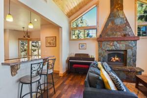 Posezení v ubytování Hilltop Hideaway w Game Room & Forest Views