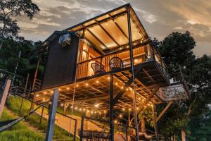 Una casa en el árbol con luces encima. en Dreamy cabin in Comasagua, La Libertad, en Comasagua