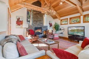 Μια τηλεόραση ή/και κέντρο ψυχαγωγίας στο Luxury Mountain Chalet Deck w BBQ & Lake Views