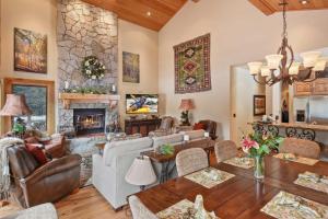 salon z meblami i kominkiem w obiekcie Wulf's Lodge at Olympic Valley - Unwind in Hot Tub w mieście Olympic Valley +30 zdjęć