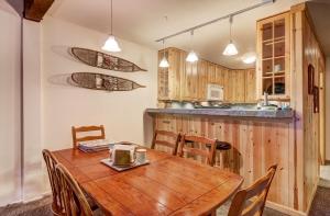 Η κουζίνα ή μικρή κουζίνα στο Alpine Meadows Peak 15 Min to Commons Beach