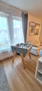Appartement design et loisirs proche Saverne في Dettwiller: غرفة معيشة فيها طاولة بينج بونغ