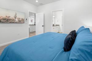 Tempat tidur dalam kamar di Vintage Desert 5 BDR Heated Pool Lazy River & Slide