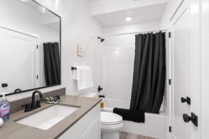 Kamar mandi di Vintage Desert 5 BDR Heated Pool Lazy River & Slide