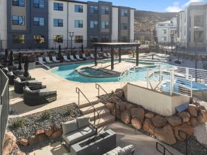 a swimming pool in a building with a resort at Red Cliffs - Scenic Tranquility in Washington