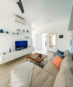 โทรทัศน์และ/หรือระบบความบันเทิงของ Alojamientos de 1 y 2 habitaciones a 5 min de la playa