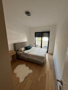 a bedroom with a bed and a window at Apartman Andrea in Trebinje