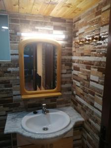 Łazienka w obiekcie Casa ecologica, autosuficiente en Lomo Blanco, dentro de una casa rodeada de naturaleza