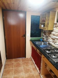 Kuchnia lub aneks kuchenny w obiekcie Casa ecologica, autosuficiente en Lomo Blanco, dentro de una casa rodeada de naturaleza