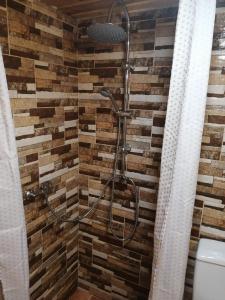 Łazienka w obiekcie Casa ecologica, autosuficiente en Lomo Blanco, dentro de una casa rodeada de naturaleza