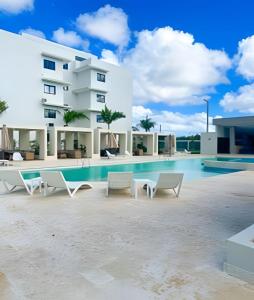 ein Resort mit einem Swimmingpool und einem Gebäude in der Unterkunft Epic Punta Cana in Punta Cana