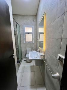 エル・アラメインにあるModern Furnished Apartment Mazarine North Coastの洗面台とトイレ付きのバスルーム