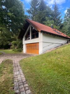 a white house with a red roof at Ferienwohnung Kern in Goldkronach
