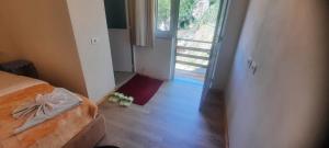 Postel nebo postele na pokoji v ubytování Mikel Center Theth Guesthouse