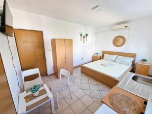 ein kleines Zimmer mit einem Bett und einer Küche in der Unterkunft Villa Dusper in Trogir