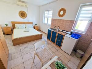 ein kleines Schlafzimmer mit einem Bett und einer Küche in der Unterkunft Villa Dusper in Trogir
