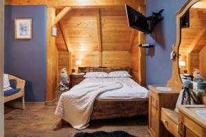 A bed or beds in a room at Willa pod Jemiołą