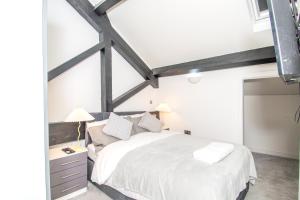a bedroom with a white bed and a desk at Bradford Stays, 2BR Family & Contractors in Bradford