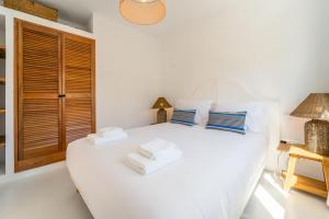 Ένα ή περισσότερα κρεβάτια σε δωμάτιο στο Quiet 2BR House w/ Garden – Near Beach | By Airnest