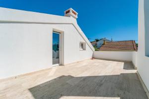 Μπαλκόνι ή βεράντα στο Quiet 2BR House w/ Garden – Near Beach | By Airnest