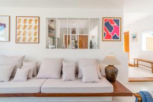 Χώρος καθιστικού στο Quiet 2BR House w/ Garden – Near Beach | By Airnest