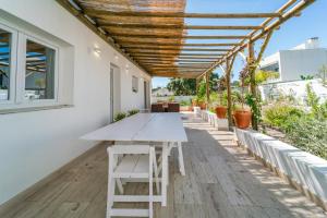 Μπαλκόνι ή βεράντα στο Quiet 2BR House w/ Garden – Near Beach | By Airnest +57 φωτογραφίες