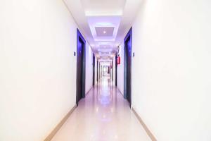 ダンバードにあるHotel O Hirak Road Dhanbadの白壁・天井の空廊