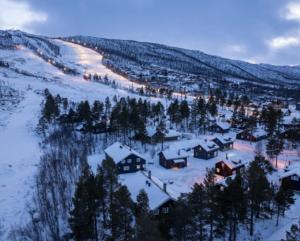 4-Bedroom Ski-In Family Cabin at Geilolia hyttetun v zimě