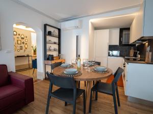 a dining room and kitchen with a table and chairs at Ca' de l' Astrologo in Venice