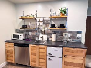 eine Küche mit einer Theke mit einer Spüle und Geräten in der Unterkunft Modern Studio 65 TV, King Bed, Hot Tub in Park City