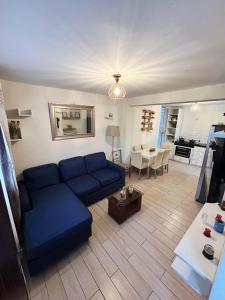 a living room with a blue couch and a table at Adel Departamento - Ovalo Larco in Trujillo
