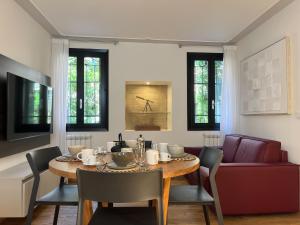 a dining room with a table and a couch at Ca' de l' Astrologo in Venice