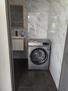 - un lave-linge et un sèche-linge dans une petite salle de bains dans l'établissement Paso de las Lapas, à Uvita