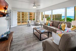 ホノルルにあるIlima Suite at The Ilikai - Short Walk to Beachのソファとテーブルのあるリビングルーム