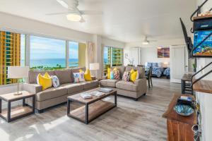 ホノルルにあるIlima Suite at The Ilikai - Short Walk to Beachのソファとテレビのあるリビングルーム +30枚の写真