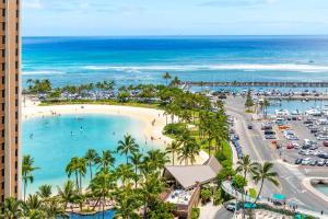 ホノルルにあるIlima Suite at The Ilikai - Short Walk to Beachのビーチと海の空中写真