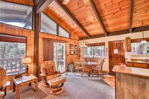 ein Wohnzimmer mit Holzwänden sowie einem Tisch und Stühlen in der Unterkunft Cherry Hills Cabin - Sleeps 6 No Pets Family Fun in South Lake Tahoe + 32 Fotos