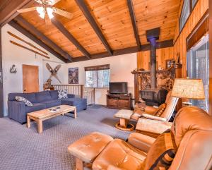 ein Wohnzimmer mit Couch und Kamin in der Unterkunft Cherry Hills Cabin - Sleeps 6 No Pets Family Fun in South Lake Tahoe