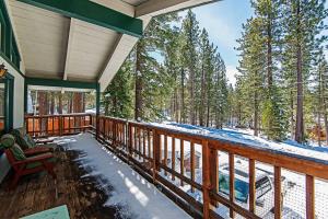 eine Veranda eines Hauses mit Schnee auf dem Boden in der Unterkunft Cherry Hills Cabin - Sleeps 6 No Pets Family Fun in South Lake Tahoe