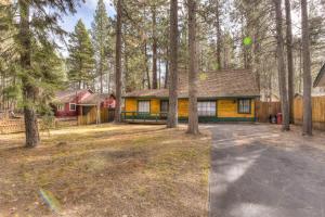una casa nel bosco con un cortile di Badger Basin - 30 Days or more Vacation Home Rental a South Lake Tahoe