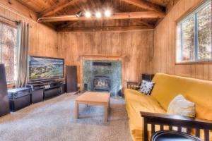 un soggiorno con divano e camino di Badger Basin - 30 Days or more Vacation Home Rental a South Lake Tahoe
